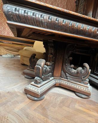 Tavolo antico vintage in legno intagliato