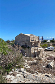 Terreno edificabile con fabbricato e cave di tufo