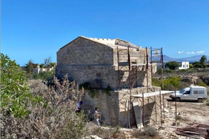 Terreno edificabile con fabbricato e cave di tufo