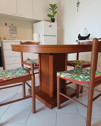 Tavolo allungabile in legno e 6 sedie