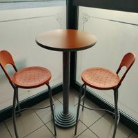 tavoli alti con sedie abbinate