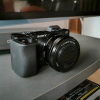 Sony Alpha A6100 con obiettivo kit 16-50mm 