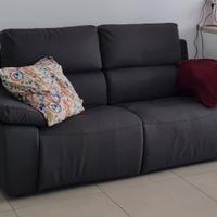 Divano usato pochissimo con due relax elettrici