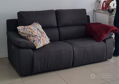 Divano usato pochissimo con due relax elettrici
