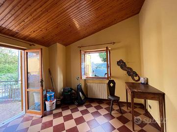 CASA SEMINDIPENDENTE A NE