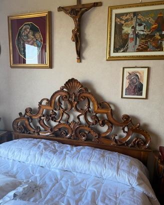 Letto matrimoniale intagliato a mano