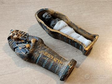 modellino sarcofago egizio con mummia