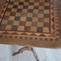 Tavolino a tre piedi con scacchiera