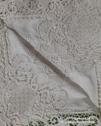Copriletto matrimoniale ricamato a mano 
