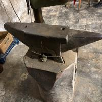 Incudine con piedistallo