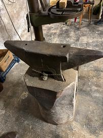 Incudine con piedistallo