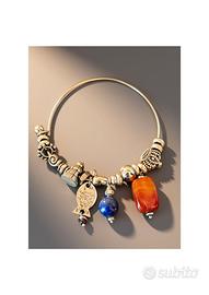Bracciale rigido in acciaio con ciondoli e pietre