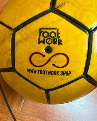 Pallone loop ball footwork con un elastico di 25m