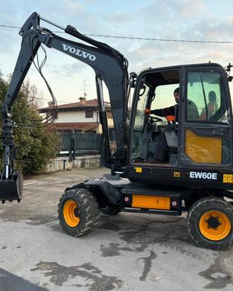 E283 - Escavatore Volvo EW60E