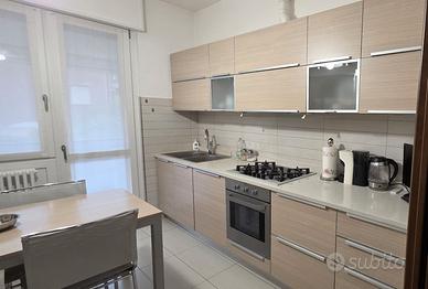 Cucina Maistri piano in OKITE senza elettrodomesti