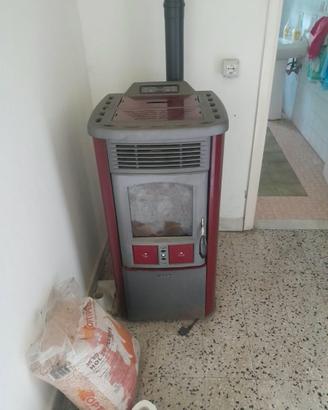 Stufa a Pellet marca LINCAR funzionante