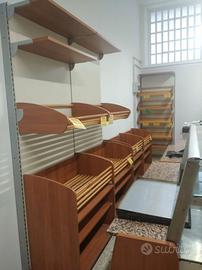 bancone panetteria con scaffalatura