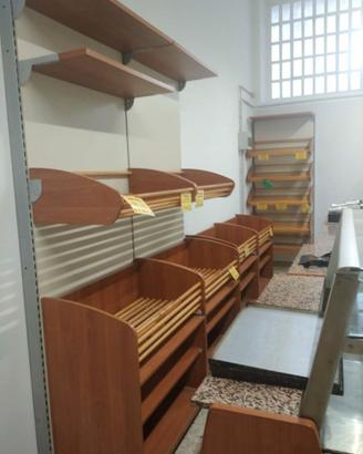 bancone panetteria con scaffalatura