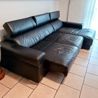 divano in pelle con chaiselongue