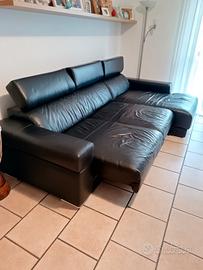 divano in pelle con chaiselongue