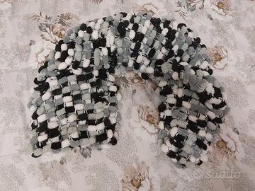 Sciarpa nera bianca e grigia in ciniglia