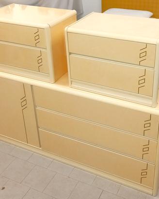Comò e due comodini laccati beige