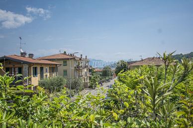 COMODO TRILOCALE A DUE PASSI DAL LAGO E DAL CENTRO