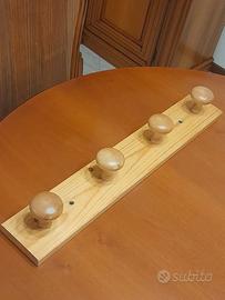 Appendiabiti da parete in legno chiaro.