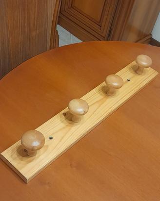 Appendiabiti da parete in legno chiaro.