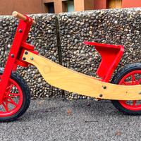 Bicicletta in legno per bambini rossa