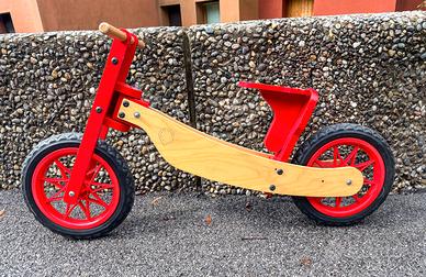 Bicicletta in legno per bambini rossa