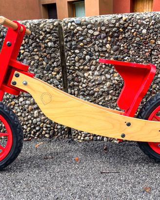 Bicicletta in legno per bambini rossa