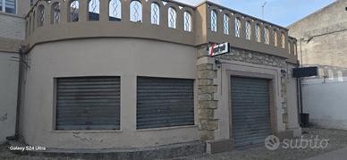 Locale commerciale al centro del paese