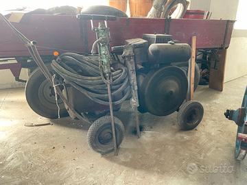 Motocompressore a scoppio con martelli demolitori