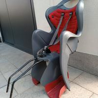 Seggiolino posteriore con doppio kit di fissaggio