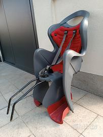 Seggiolino posteriore con doppio kit di fissaggio