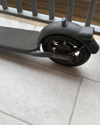 Monopattino eletrico nave
