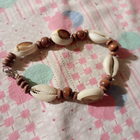 Braccialetti estivi con conchiglie e perline di le