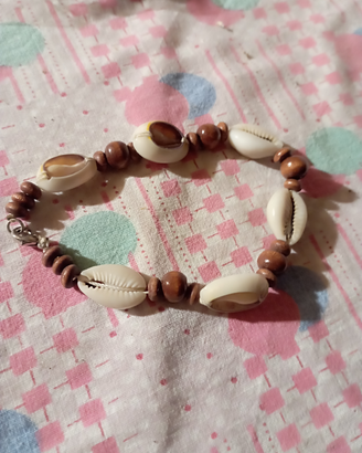Braccialetti estivi con conchiglie e perline di le
