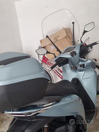 Scooter di colore celeste metallizzato