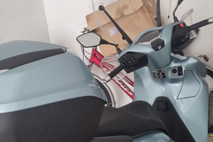 Scooter di colore celeste metallizzato