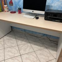 Scrivania di ampie dimensioni