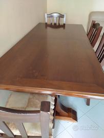 cucina con tavolo e 4 sedie