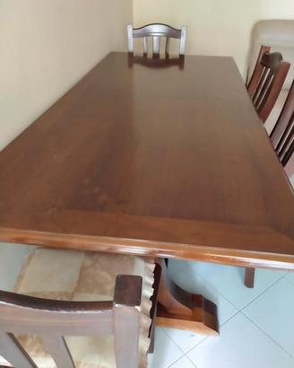cucina con tavolo e 4 sedie