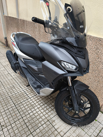 Scooter Aprilia SR GT 200