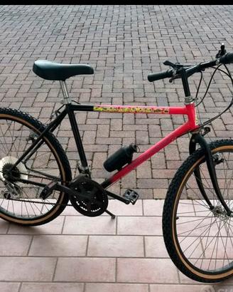Bicicletta MTB RosaNera cambio Shimano.