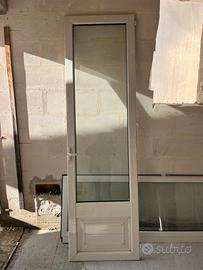 Portafinestra due ante in alluminio con persiana c