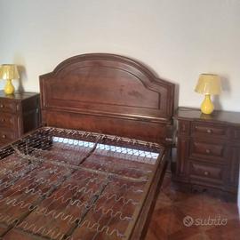 Letto matrimoniale completo di comodini in noce