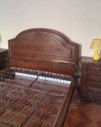 Letto matrimoniale completo di comodini in noce