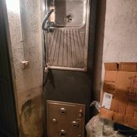 piano cucina  con lavandino e miscelatore